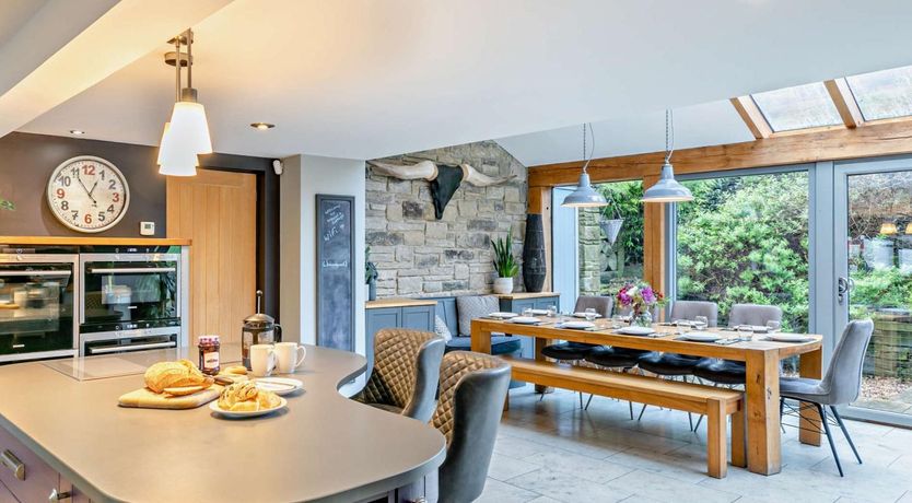 Photo of 6 Bed in Huddersfield