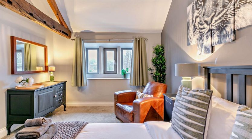 Photo of 6 Bed in Huddersfield