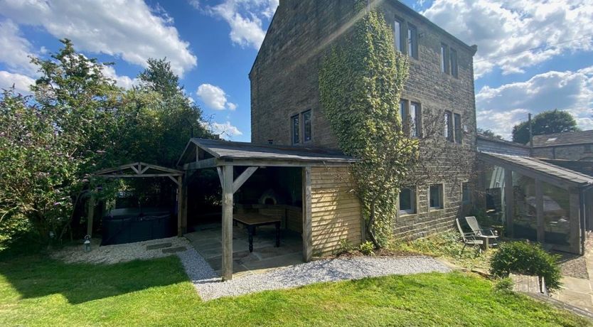 Photo of 6 Bed in Slaithwaite