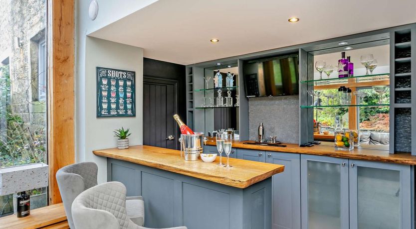 Photo of 6 Bed in Slaithwaite