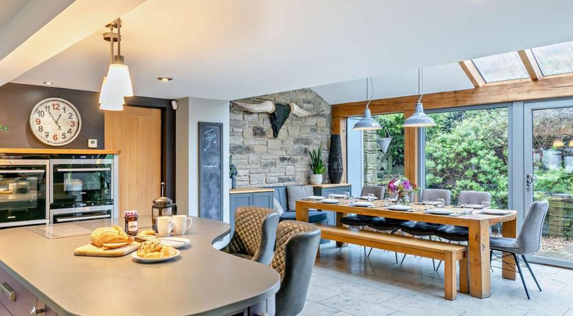 Photo of 6 Bed in Slaithwaite