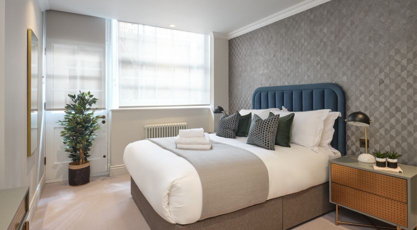 Photo of Putting On the Glitz