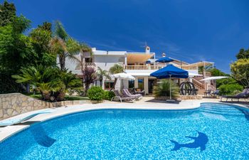 The Aquamarine Dolphin Holiday Home