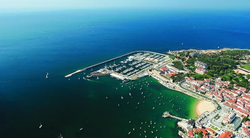 Photo of Caught By The Ocean