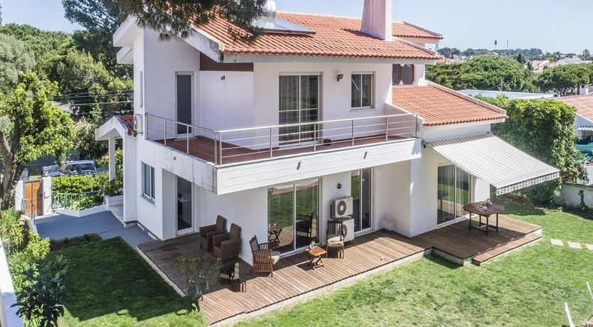 Photo of Caught By The Ocean