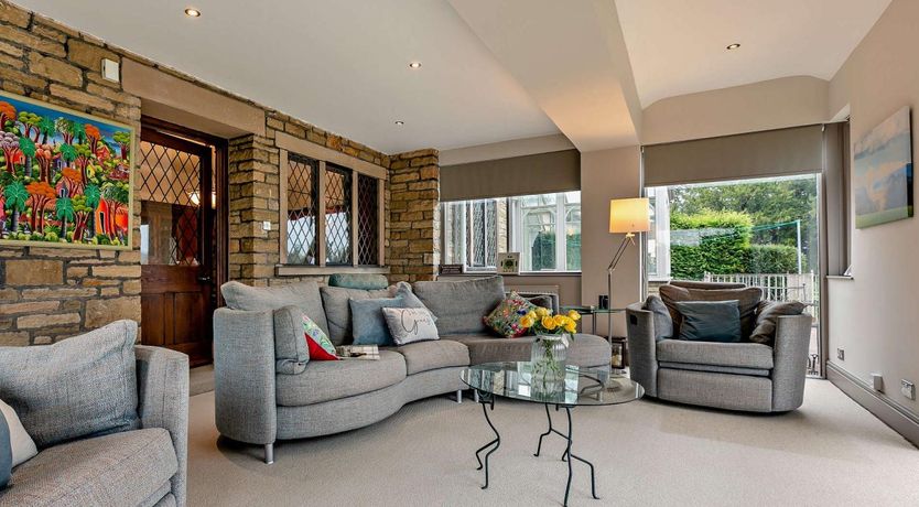 Photo of 6 Bed in Stockport