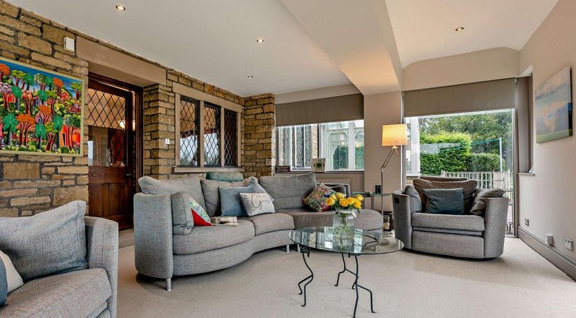 Photo of 6 Bed in Disley