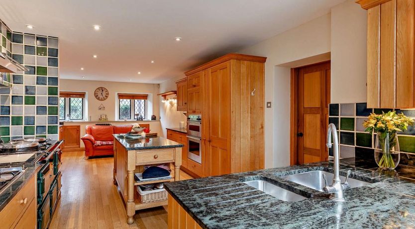 Photo of 6 Bed in Disley