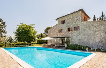 Sunflowers & Sangiovese Holiday Home