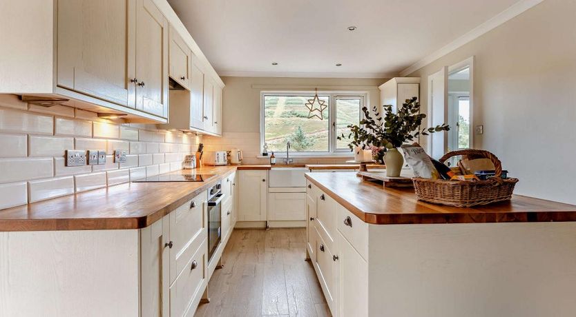 Photo of 5 Bed in Dunbar