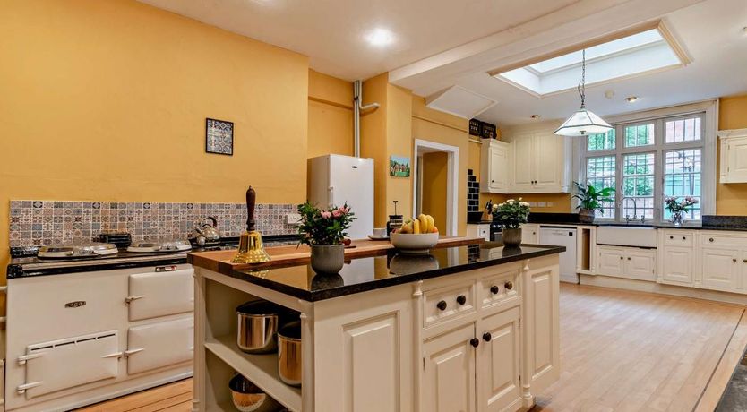 Photo of 9 Bed in Londesborough