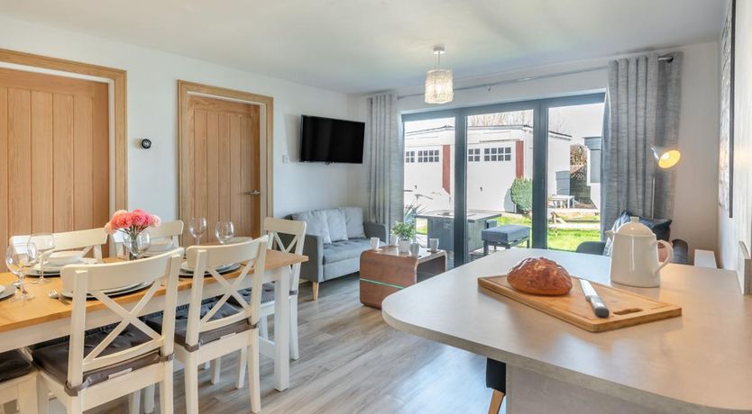 Photo of 5 Bed in Chapel St. Leonards