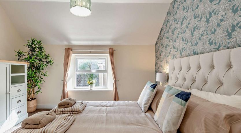 Photo of 1 Bed in Tenby