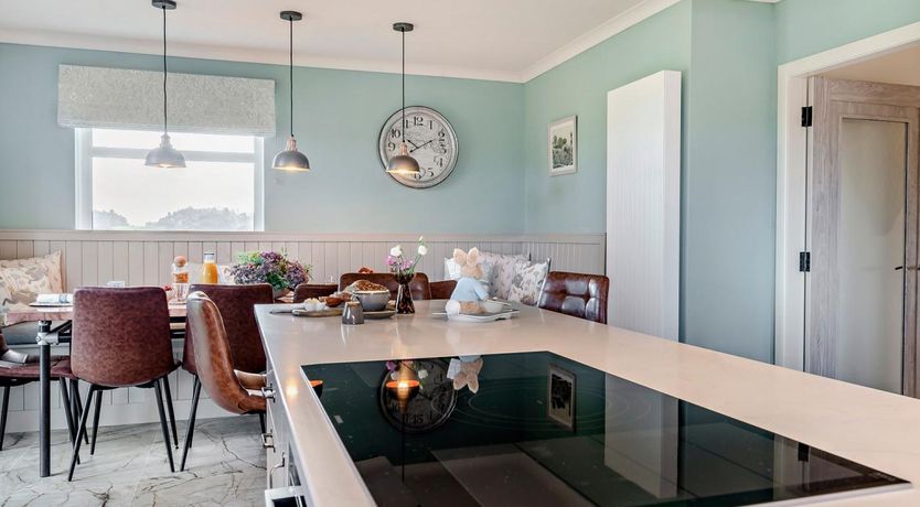 Photo of 6 Bed in Broxburn