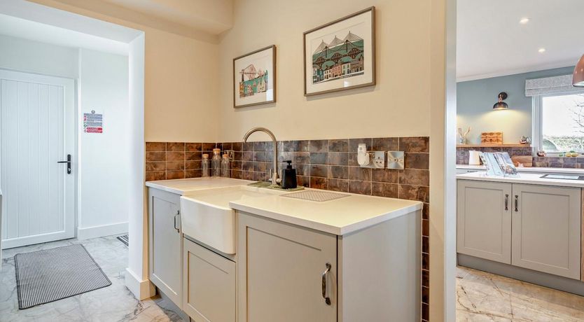 Photo of 6 Bed in Broxburn