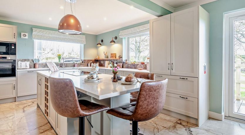 Photo of 6 Bed in Winchburgh