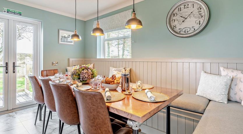 Photo of 6 Bed in Winchburgh