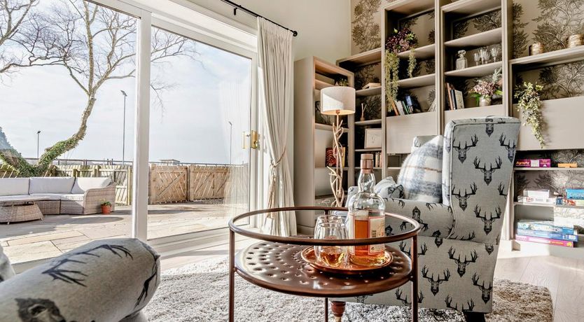 Photo of 6 Bed in Winchburgh