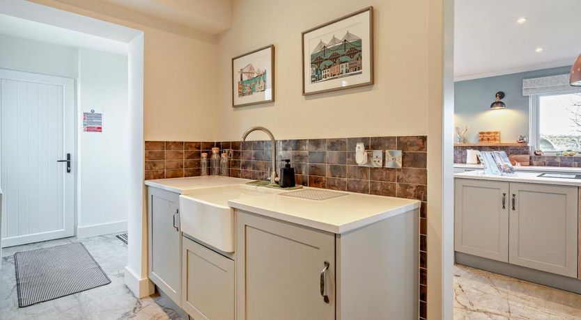 Photo of 6 Bed in Winchburgh