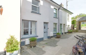 The Cottage on The Square Holiday Home