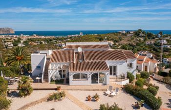 Whitewashed Oasis Holiday Home