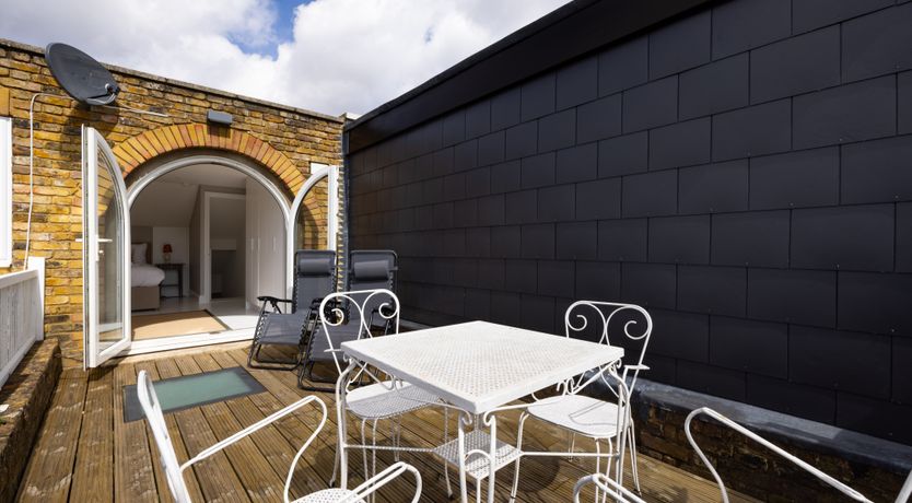 Photo of The Thames Embrace