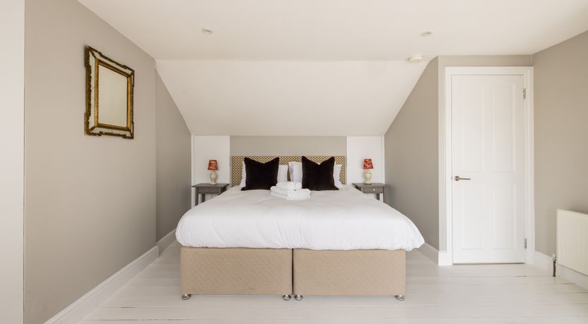 Photo of The Thames Embrace