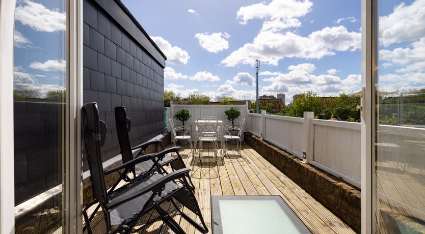 Photo of The Thames Embrace