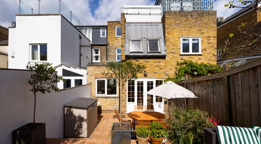 Photo of The Thames Embrace