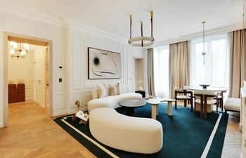 The Golden Heart of Paris Holiday Home