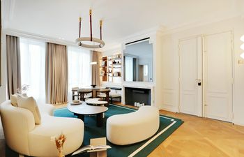 The Golden Heart of Paris Holiday Home
