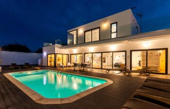 Waikiki Waves Holiday Home