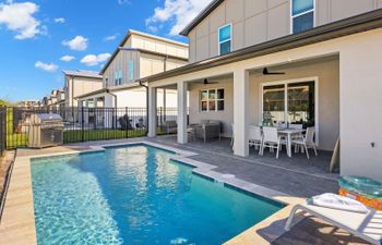 Shimmering Love Holiday Home