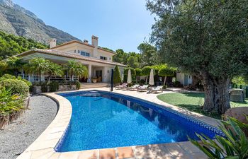 Swimming in the Shade Holiday Home