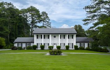 VoyageATL Manor Holiday Home