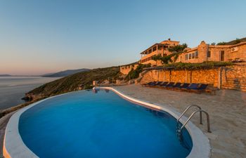 Panoplos & Pearl Holiday Home