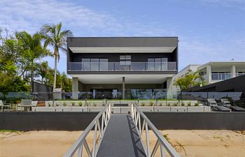 Contemporary Haven Holiday Home