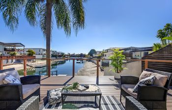 Waterfront Serenity Holiday Home