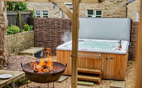Photo of in Holmfirth 11mls S (94608)