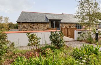 Carines Barns - Par Holiday Home