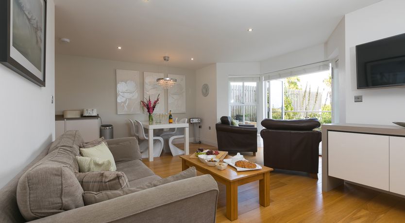 Photo of 2 Four Seasons