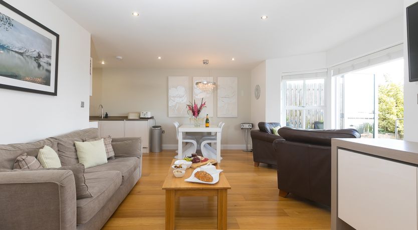 Photo of 2 Four Seasons