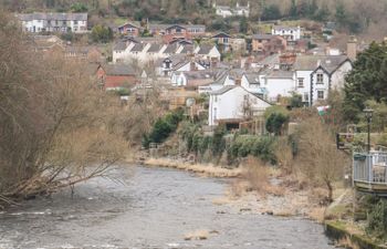 No. 9 On The Riverbank Holiday Home