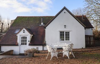 The Little White Cottage Holiday Home