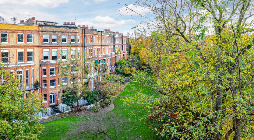 Photo of Crimson & Chestnut