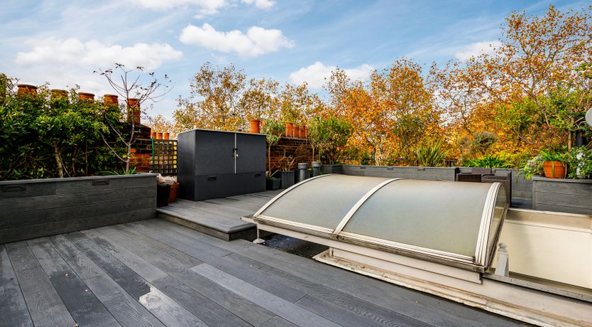 Photo of Crimson & Chestnut