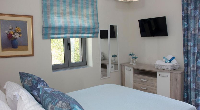 Photo of Apollo & Hera