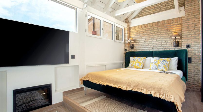 Photo of Granada Gateway