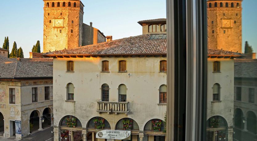 Photo of Queen's Crown