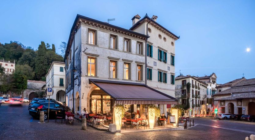 Photo of Queen's Crown